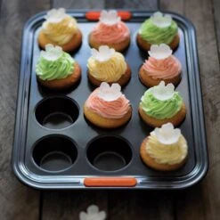 Le Creuset Bakeware - Cupcake/Muffin Pan/Tray, 40x30cm, 12 Cups -Kitchen Appliances Sale 7BKWLEC0300 004 2